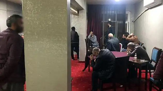 Korona virüsü hiçe sayıp kahvehanede oyun oynayan 26 kişiye cezai işlem yapıldı