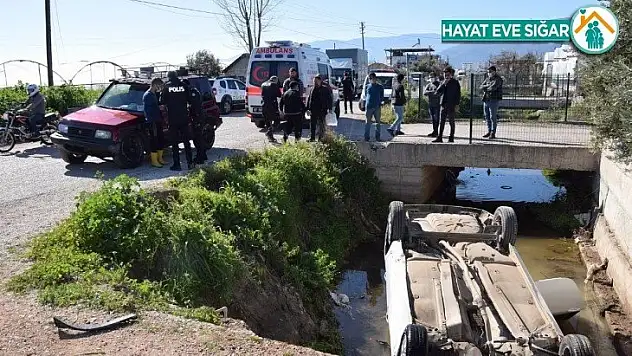 Kumluca'da otomobil sulama kanalına düştü: 2 yaralı