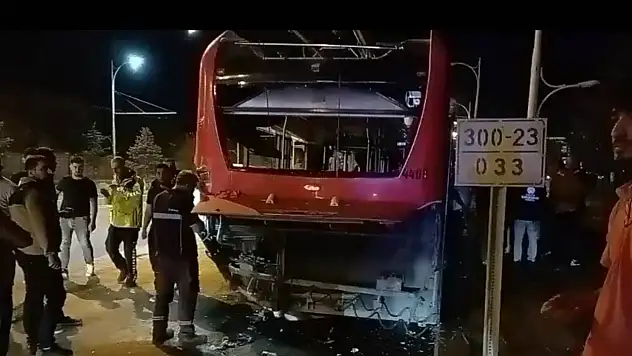 Malatya'da Beton Mikseri ile Trambüs Çarpıştı 4 Yaralı!