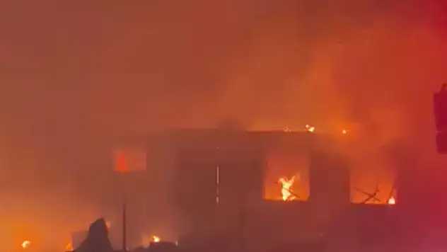 Malatya'da Geceyi Alevler Aydınlattı Yangın 3 Yere Birden Sıçradı!