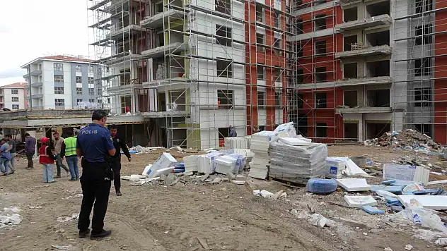 Malatya'da inşaatta kafasına malzeme düşen işçi yaralandı