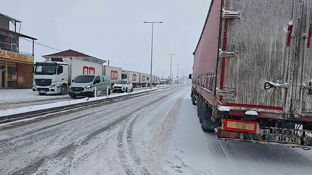 Malatya'da kar yağışı ulaşımı aksattı