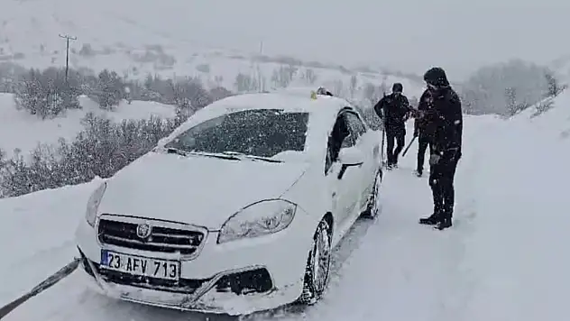 Malatya'da karlı yolda kalan araç ve hasta vatandaşlara büyükşehir ekipleri yetişti