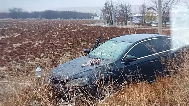 Malatya'da kontrolden çıkan otomobil tarlaya girdi: 4 yaralı