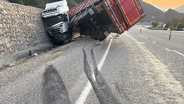 Malatya'da kontrolden çıkan tır istinat duvarına çarptı: 1 yaralı