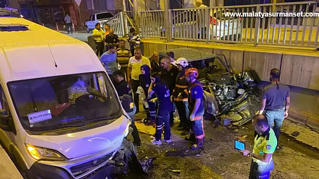 Malatya'da Minibüs İle Otomobil Alt Geçitte Kafa Kafaya Çarpıştılar