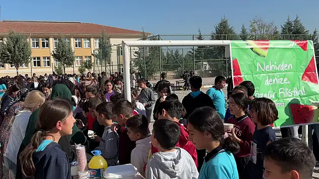 Malatya'da ortaokul öğrencilerinden Gazze yararına kermes