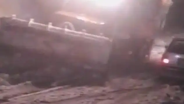 Malatya'da yoğun kar yağışı etkili oldu, çok sayıda araç yolda kaldı