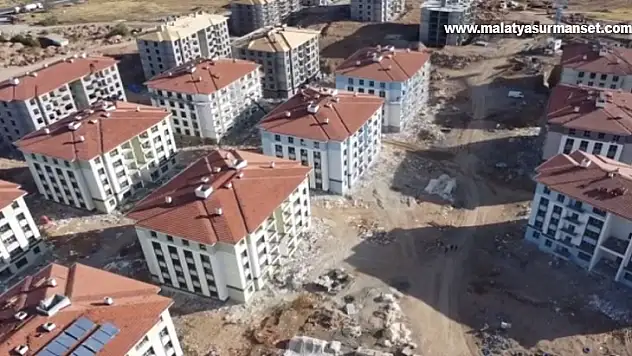 Malatya'daki deprem konutlarında dış cephe işlemleri yapılıyor