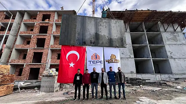 Malatya Güven Sitesi'nde Beton İşleri Tamamlandı İşçiler Halayla Kutladı