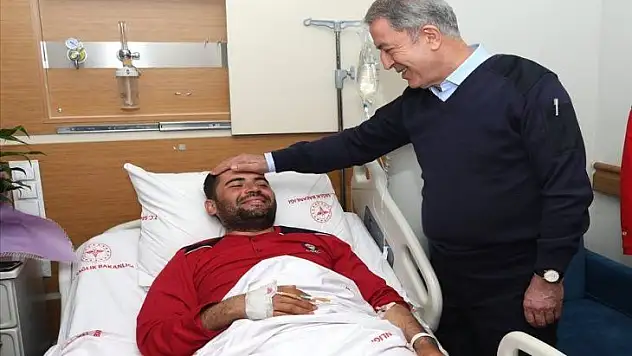 Milli Savunma Bakanı Akar, Hatay'da yaralı askerleri ziyaret etti
