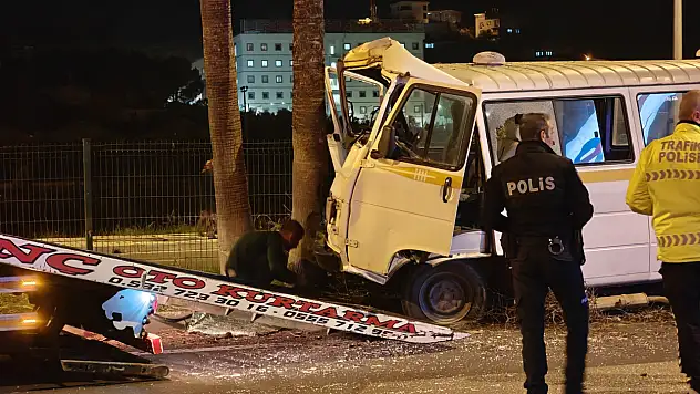 Minibüs refüje çıktı: Alkollü sürücü yaralandı