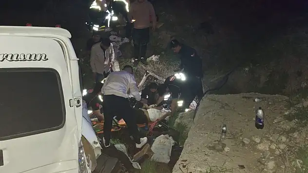 Minibüs Şarampole Yuvarlandı 2'si Ağır 8 Yaralı