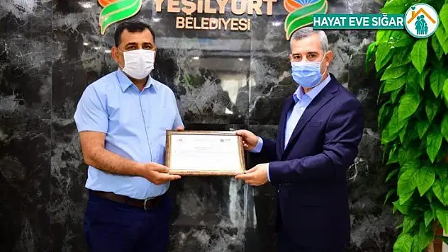 Müdür Onhan, sıfır atık belgesini Başkan Çınar'a takdim etti