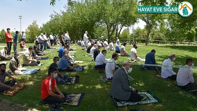 Nevruz Parkta sosyal mesafeli cuma namazı