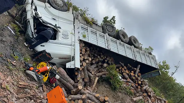 Odun Yüklü Kamyon Şarampole Devrildi 1 Ölü