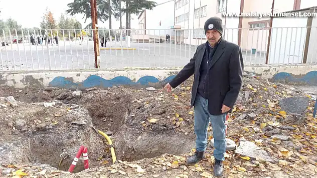 Okul önünde tehlike saçan doğalgaz çalışmasına tepki