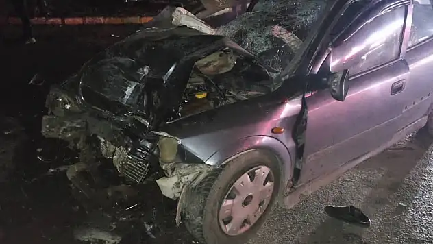 Otobüsle otomobil çarpıştı 1 ölü 3 yaralı