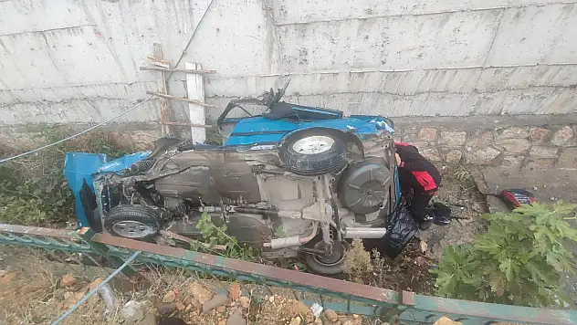 Otomobil drenaj kanalına uçtu: 3 yaralı