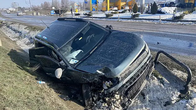 Otomobil İle Cip Çarpıştı: 3 Yaralı