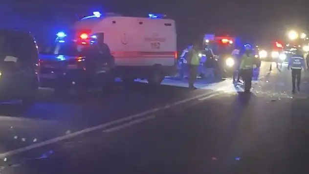 Otomobil İle Hafif Ticari Araç Çarpıştı 3 Ölü 2 Yaralı