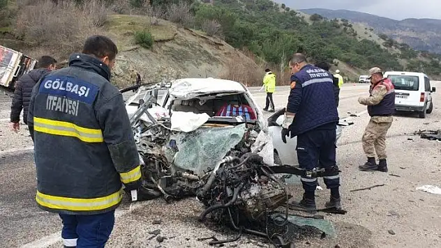 Otomobil karşı şeritteki kamyonla çarpıştı: 1 ölü