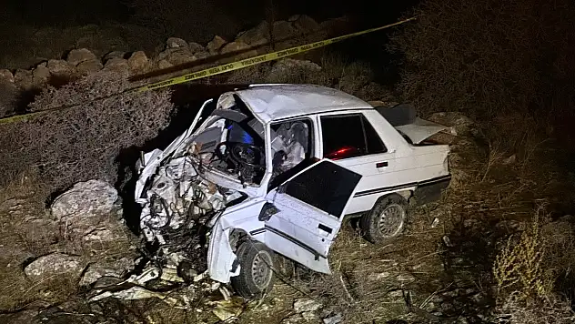 Otomobil kayalıklara çarptı: 1 ölü, 1 yaralı