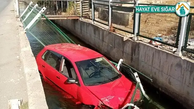 Otomobil sulama kanalına uçtu: 1 yaralı