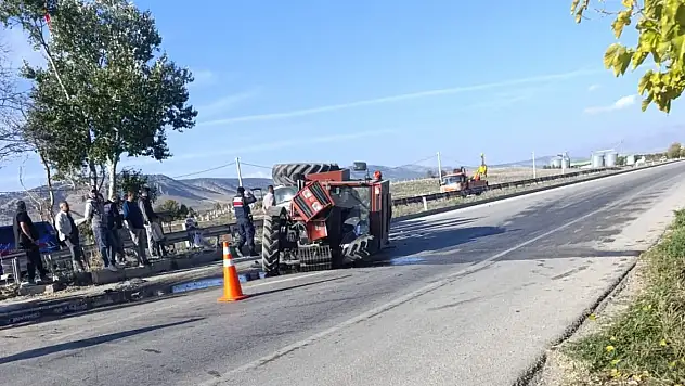 Otomobille çarpışan traktör ikiye bölündü