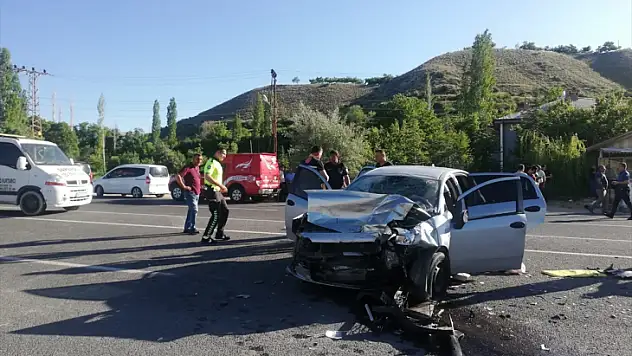 Otomobille Hafif Ticari Aracın Çarpıştığı Kazada 1 Kişi Öldü