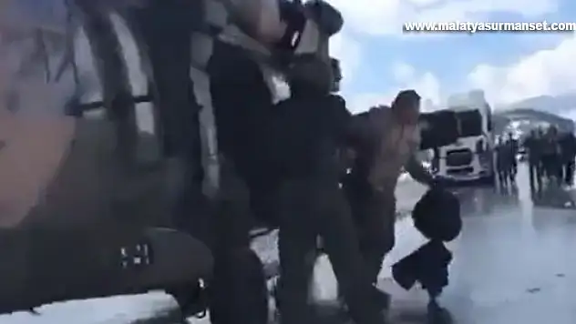Otoyolda mahsur kalanlara askeri helikopterle kumanya ulaştırıldı