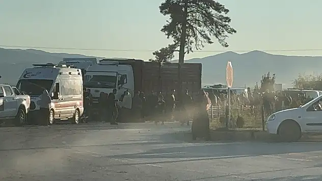 Park Halindeki Kamyona Çarpan Motosiklette 2 Kişi Öldü