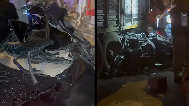Park Halindeki Tıra Çarpan Otomobilde 2 Genç Hayatını Kaybetti