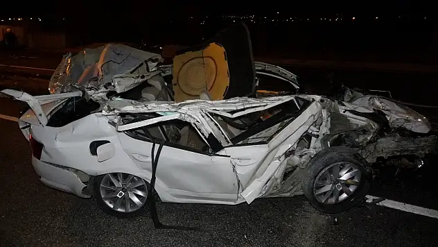 Park halindeki tıra çarpan otomobil hurdaya döndü: 2 yaralı