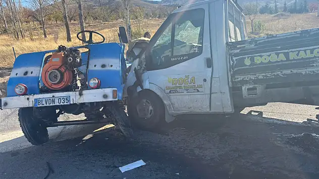 Patpatla kamyonet çarpıştı 1 ölü 2 yaralı