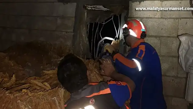 Pencere korkuluklarına sıkışan köpeği AFAD kurtardı