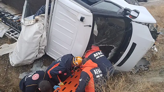 Pikap Şarampole Uçtu 2 Yaralı