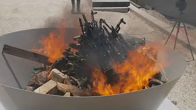 PKK Silahlarını Ateşe Verdi Tarihi Sürecin İlk Adımı Atıldı