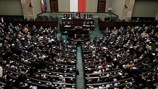 Polonya hükümeti güven oylamasını kazandı