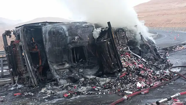 Rampada Devrilen Kamyon Alev Topuna Döndü 1 Ölü