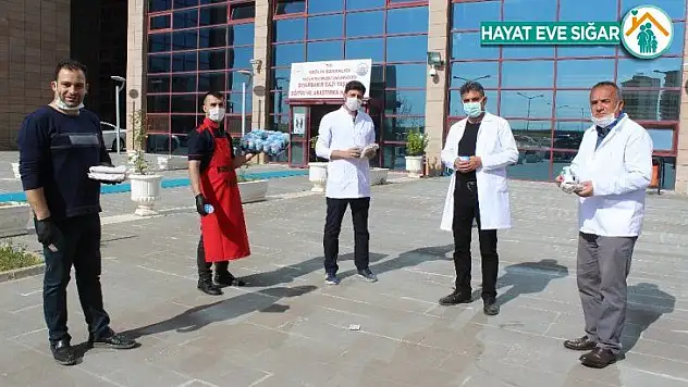 Sağlık personellerine yiyecek ikramı