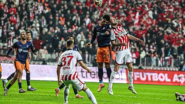 Samsunspor Evinde Yıkıldı! Başakşehir 2 Golle 3 Puanı Aldı