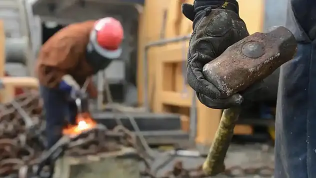 Sanayi üretimi aylık ve yıllık bazda arttı