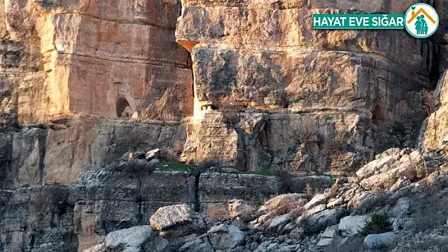 Sarp kayalıklarda dini yapı