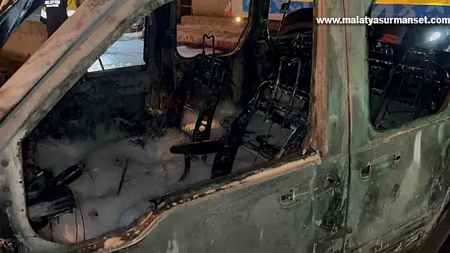 Satış işlemlerini yapacağı araç alev alev yandı