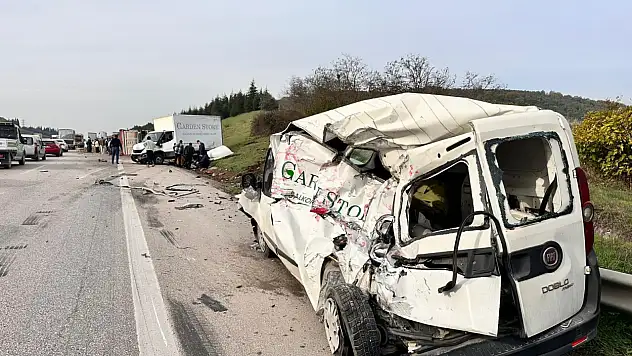 Şeker pancarı yüklü tır 2 araca çarpıp devrildi: 1'i ağır 5 yaralı