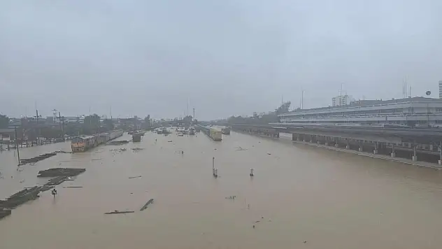 Sel Ve Toprak Kayması 18 Ölü 12 Yaralı