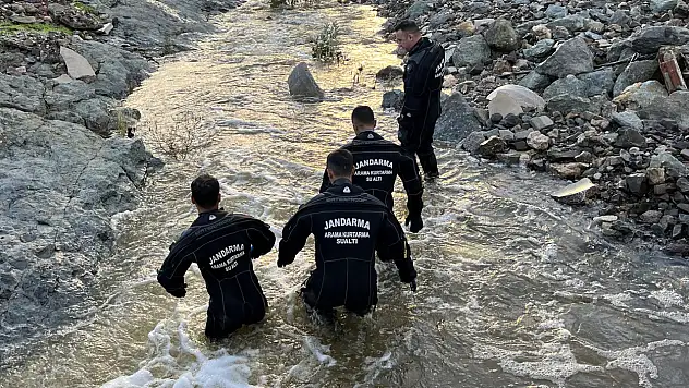 Selde sürüklenen otomobilin içinde kişi bulunamadı