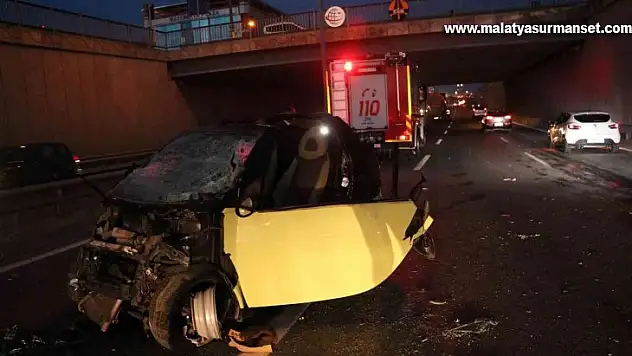 Seyir halindeki tıra çarpan Smart marka otomobilin sürücüsü sıkıştı
