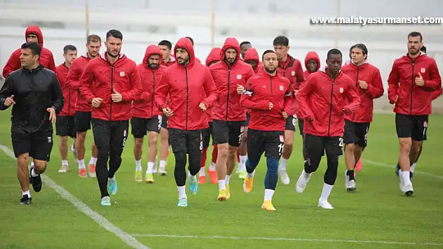 Sivasspor, sağanak yağış altında çalıştı